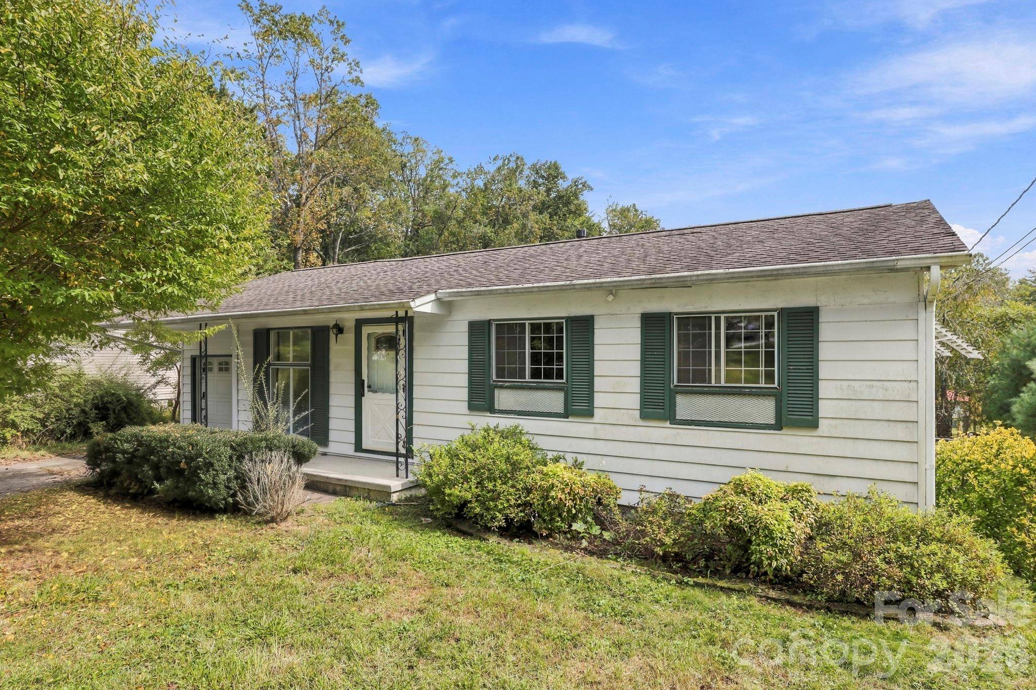 648 Crystal DR, Hendersonville, NC 28791