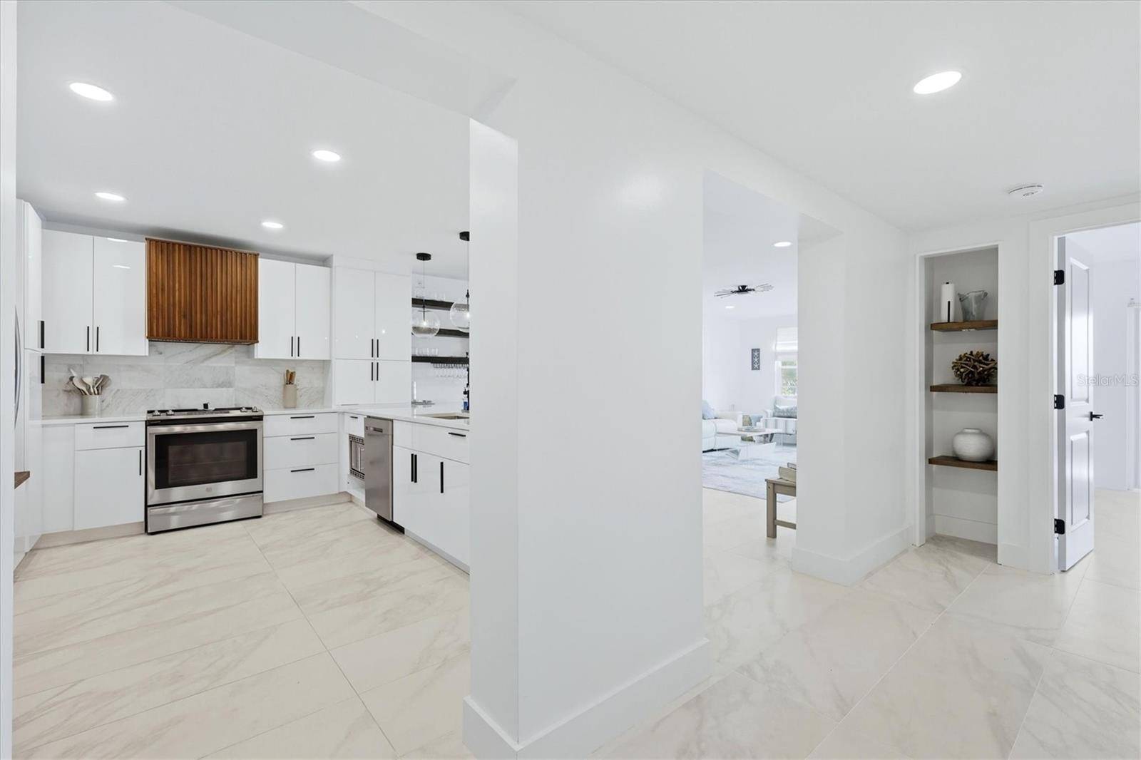 605 SUTTON PL #101, Longboat Key, FL 34228