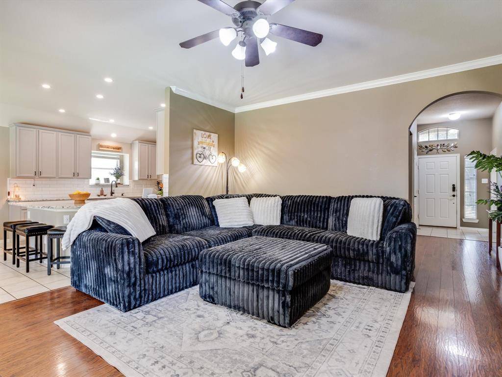 660 Chestnut Lane, Saginaw, TX 76179