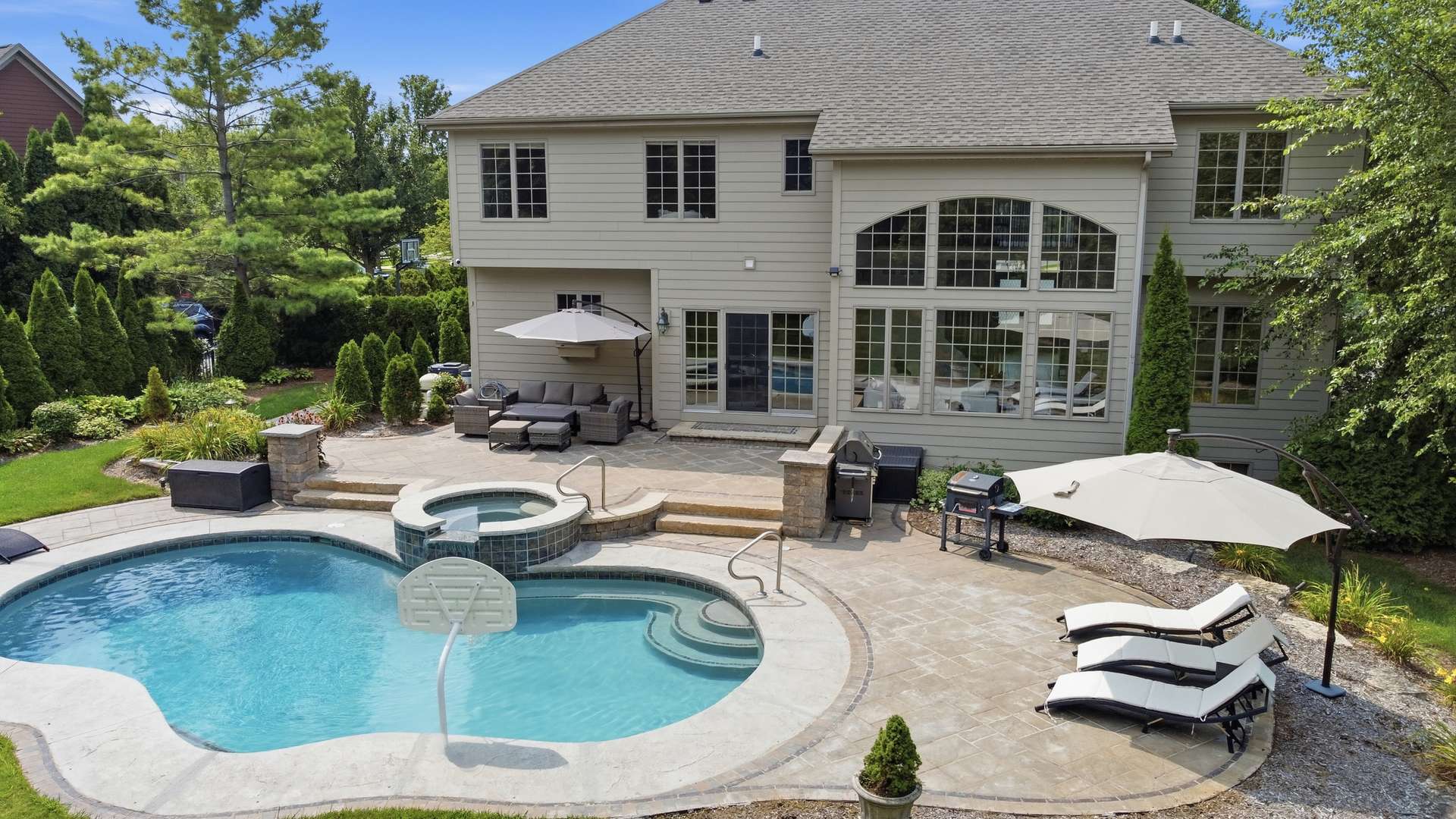 3818 Grand View CT, St. Charles, IL 60175