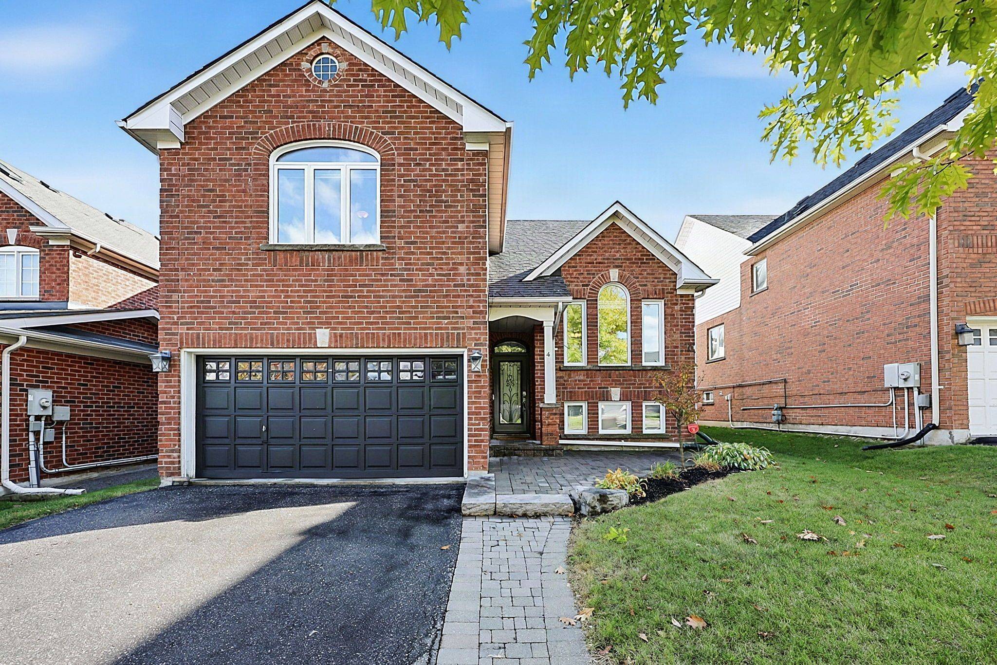 4 Brecken DR, Georgina, ON L4P 4A3