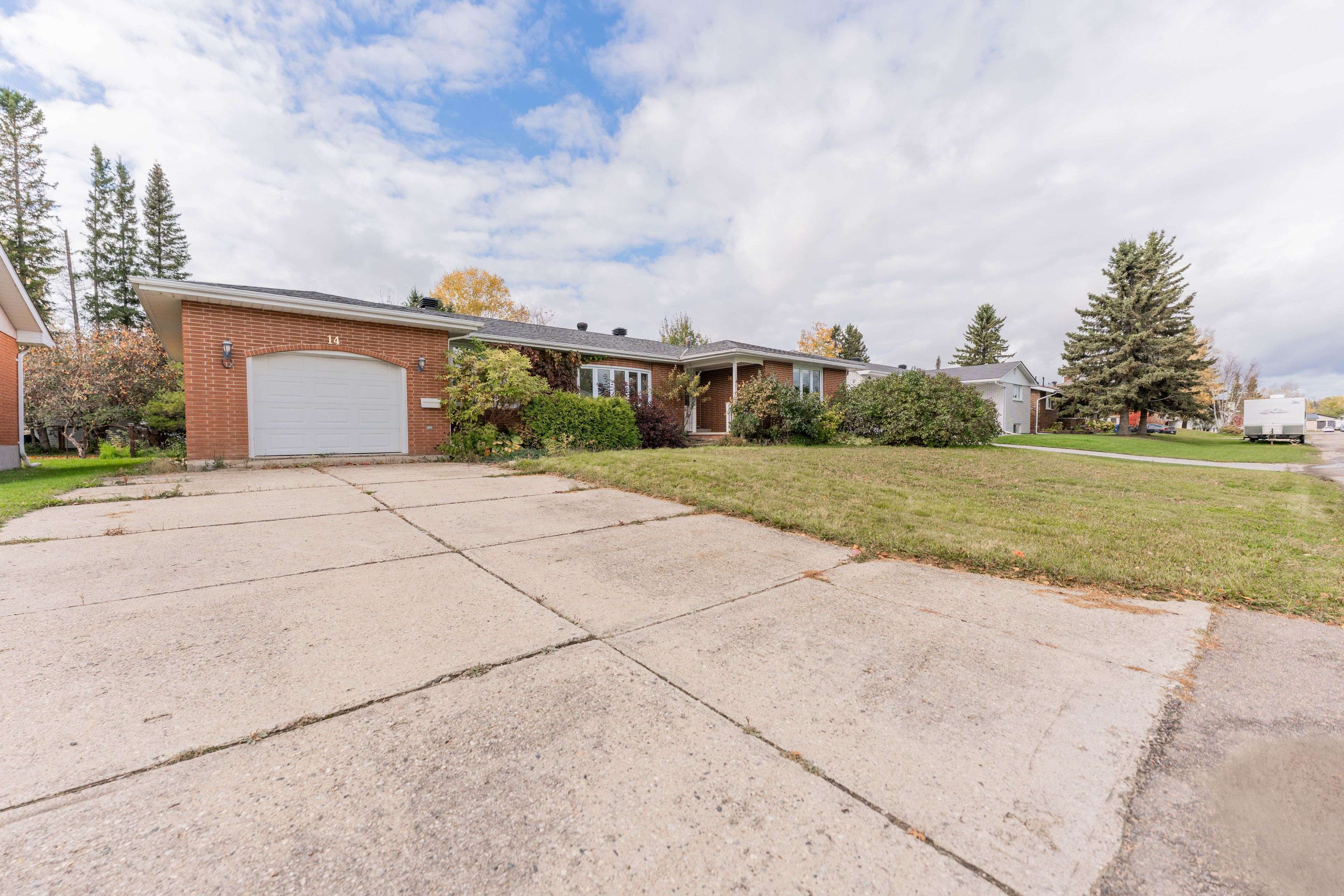 14 Kennedy AVE, Kapuskasing, ON P5N 1M2