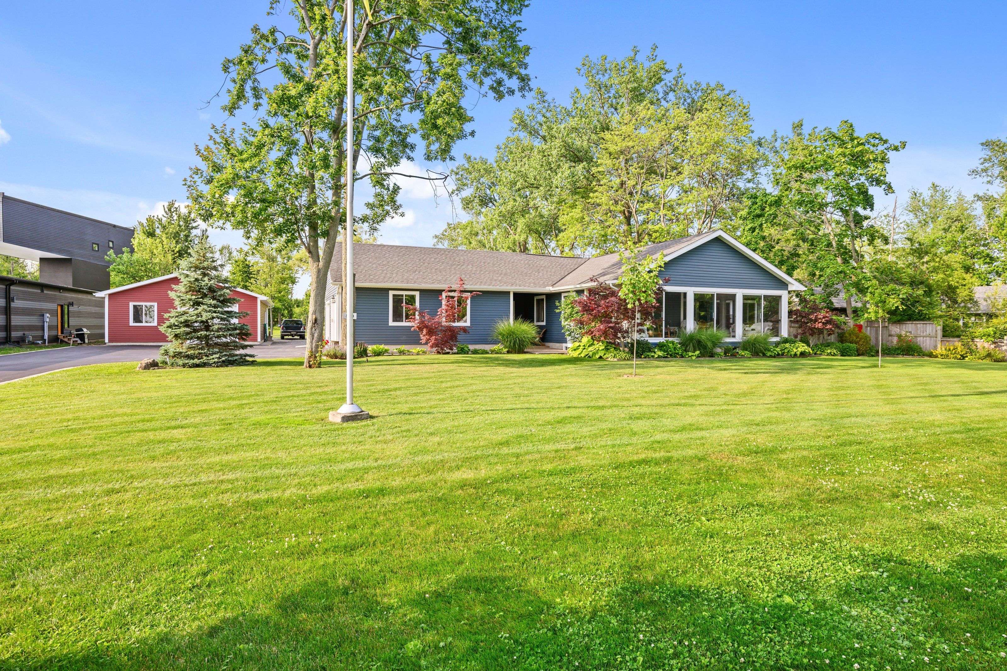 880 Edgemere RD, Fort Erie, ON L2A 1A8