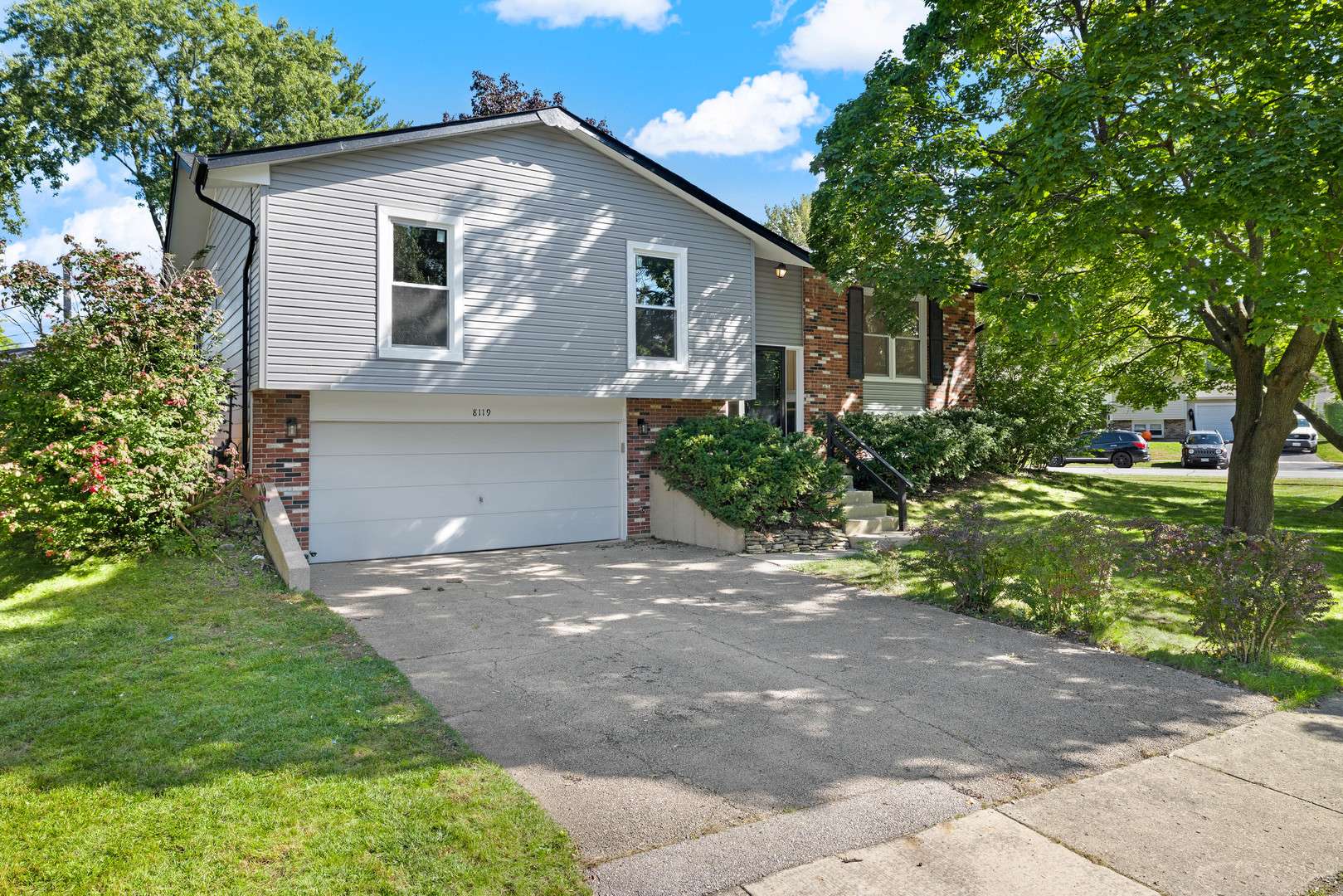 8119 Eastwood LN, Woodridge, IL 60517