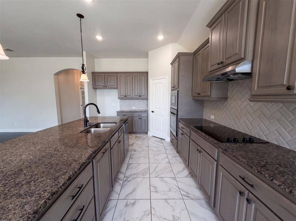 130 Red Pine Drive, Red Oak, TX 75154