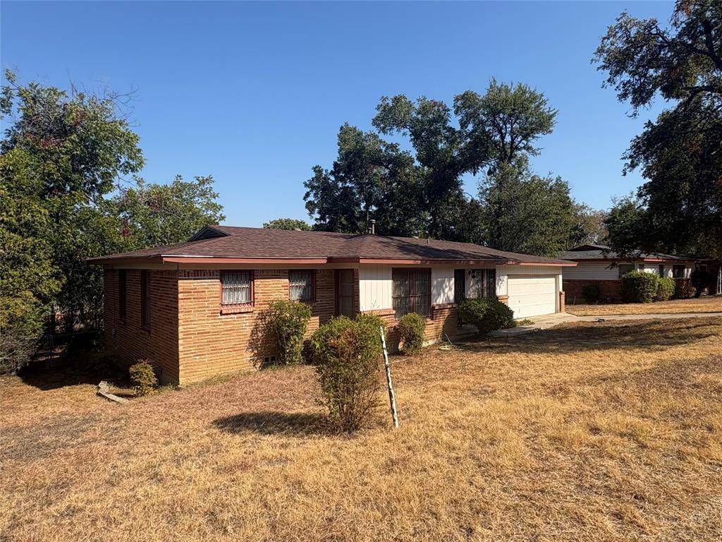2121 Kingsdale Drive, Fort Worth, TX 76119