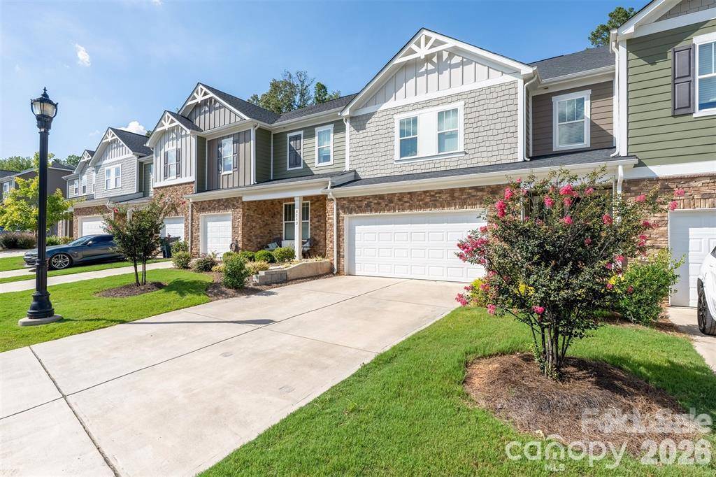 8108 Merryvale LN, Charlotte, NC 28214