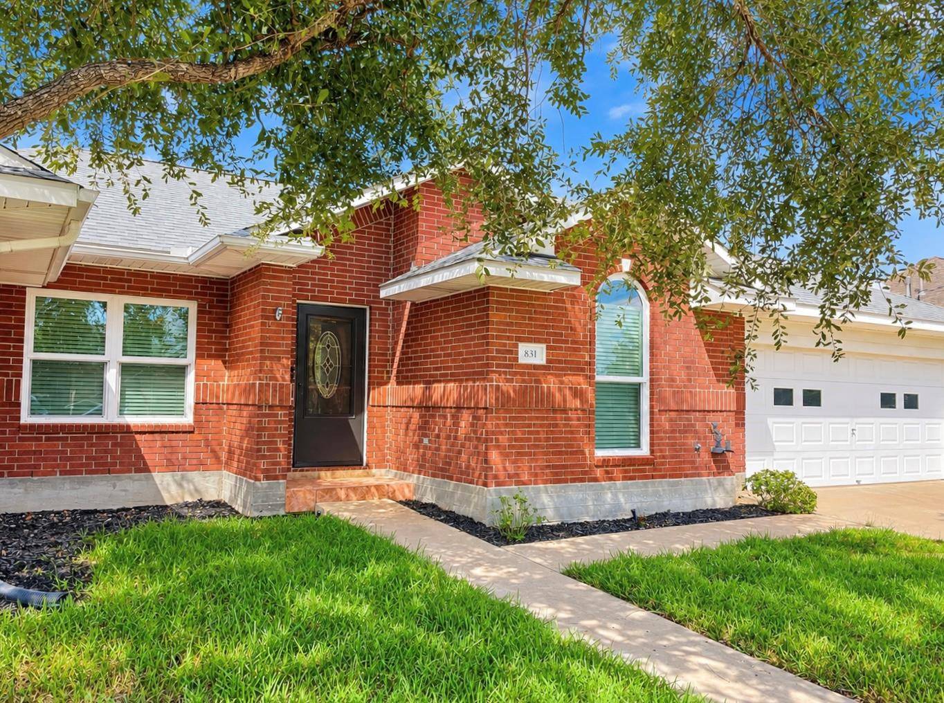 831 Whispering Oaks Drive, Giddings, TX 78942