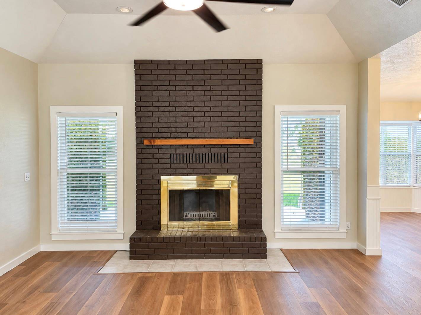 831 Whispering Oaks Drive, Giddings, TX 78942