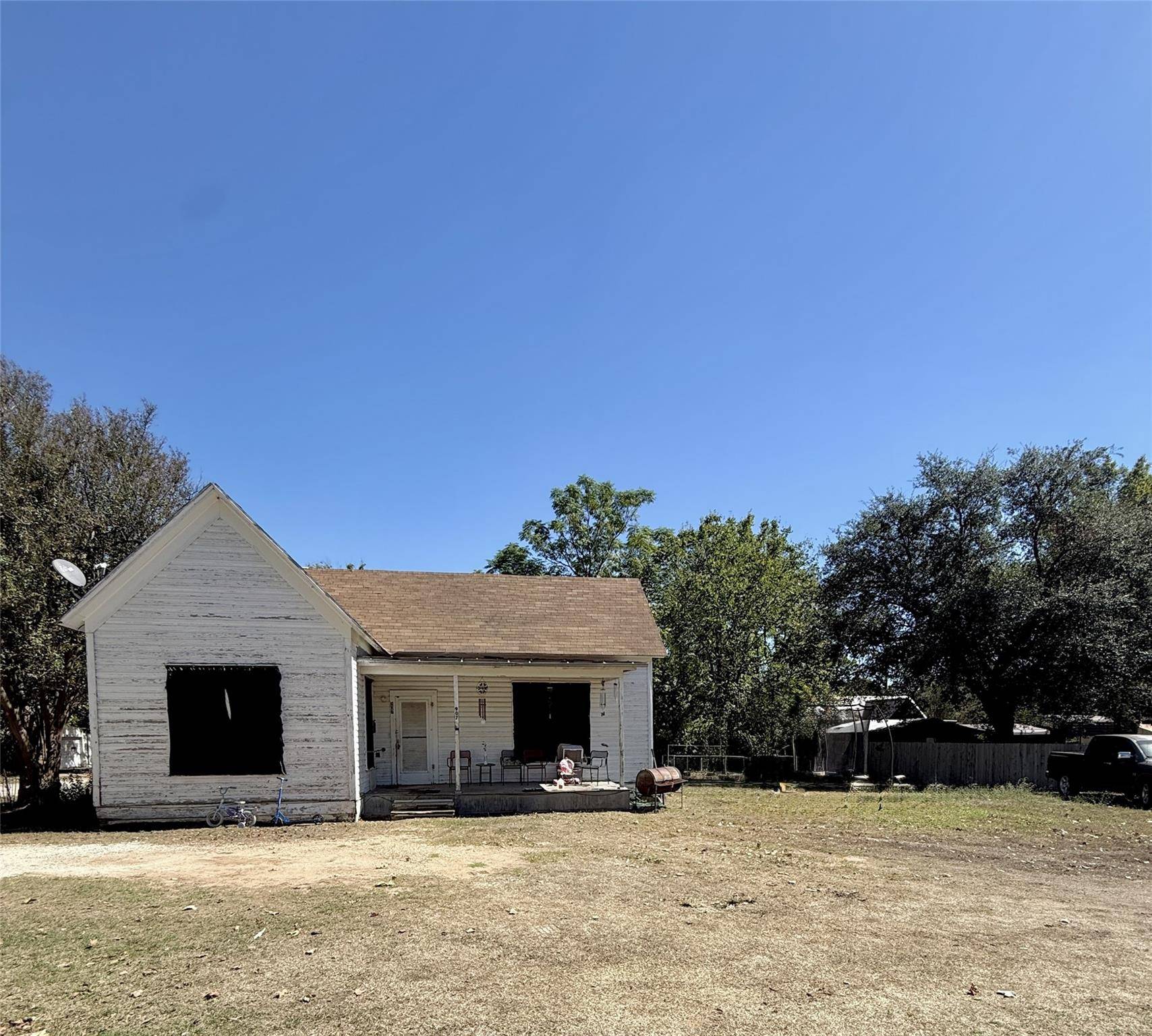 907 N Central Ave, Cameron, TX 76520