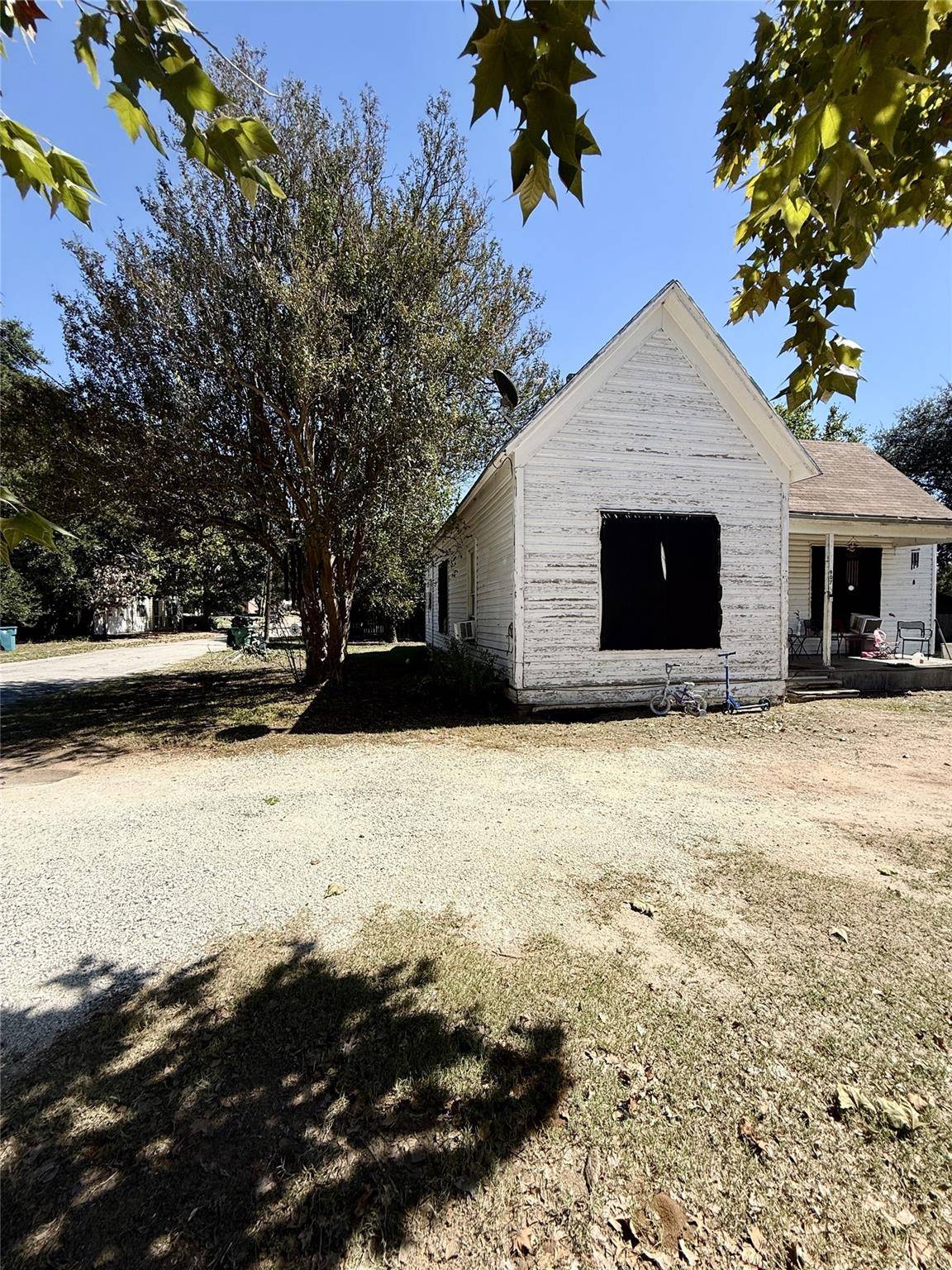 907 N Central Ave, Cameron, TX 76520