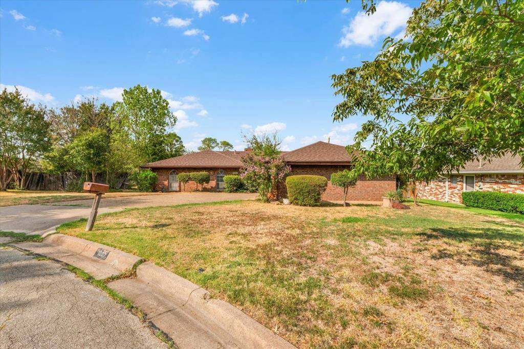 1007 Field Crest Court, Arlington, TX 76012