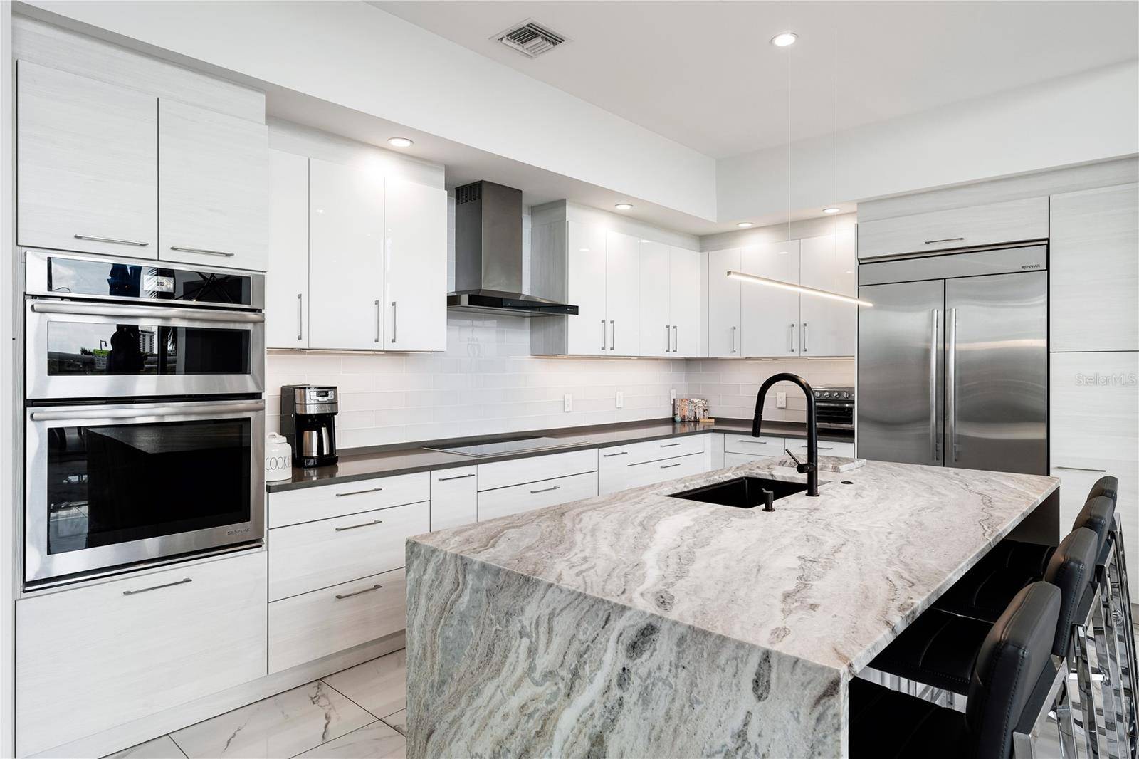 1155 N GULFSTREAM AVE #208, Sarasota, FL 34236