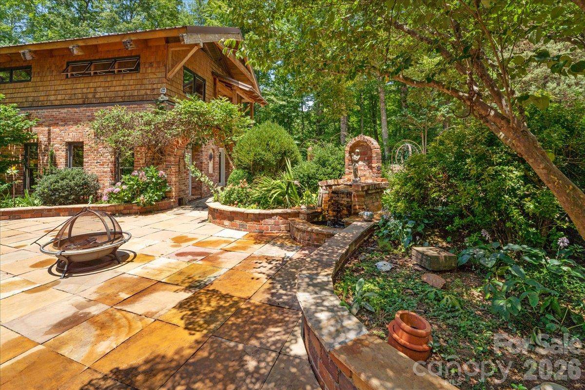 688 Blueberry Farm RD, Zirconia, NC 28790
