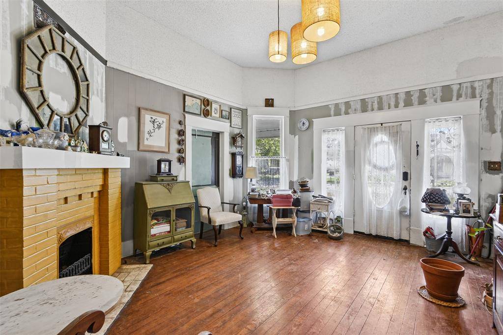 234 S Ward Street, Italy, TX 76651