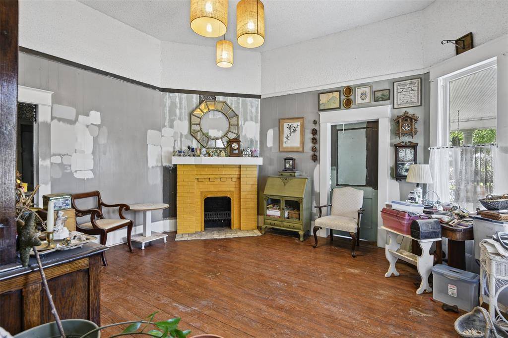 234 S Ward Street, Italy, TX 76651