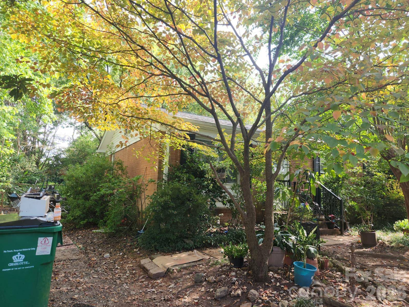 800 Farmcrest DR, Charlotte, NC 28206