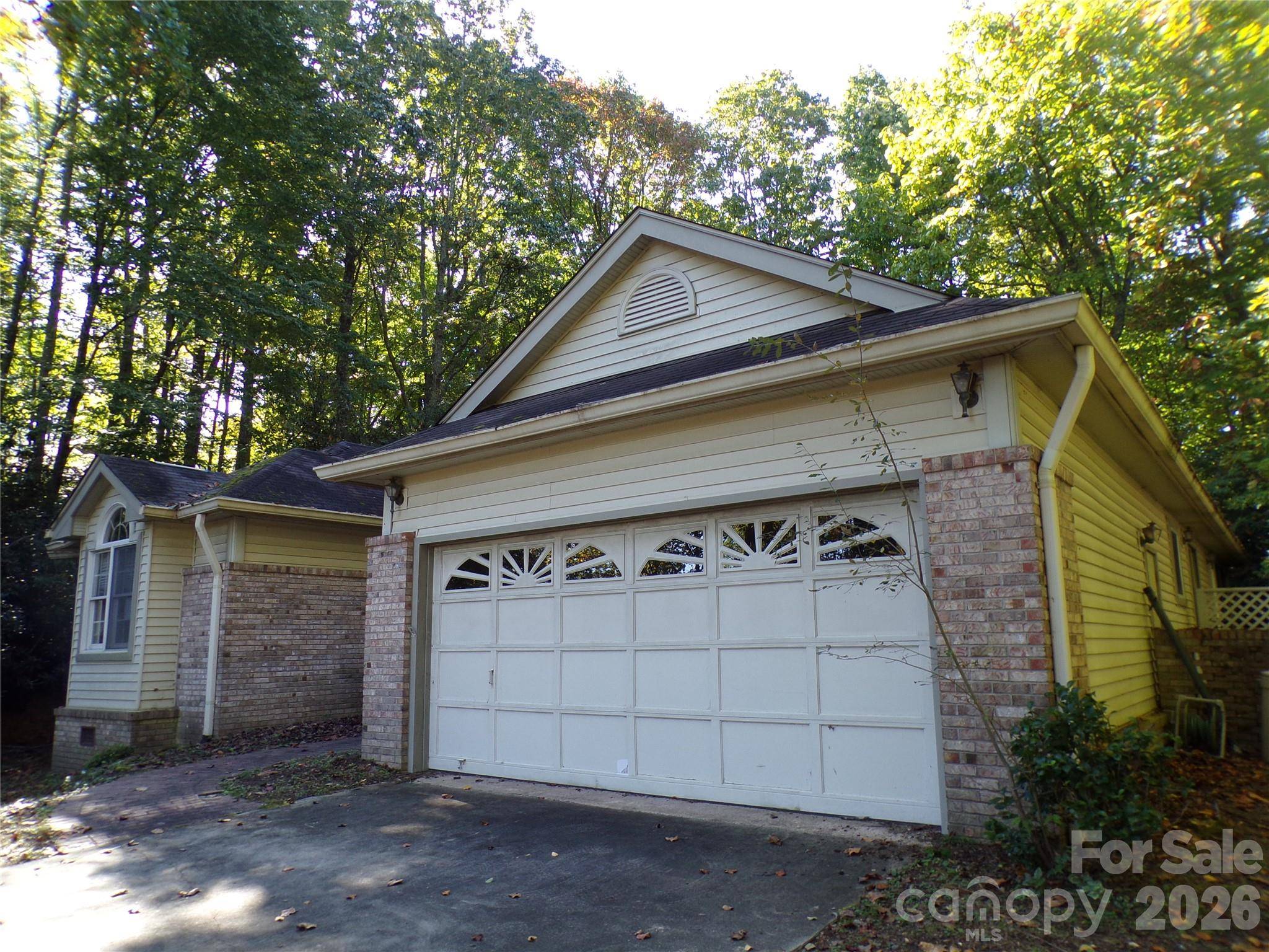 10 Governors DR, Hendersonville, NC 28791