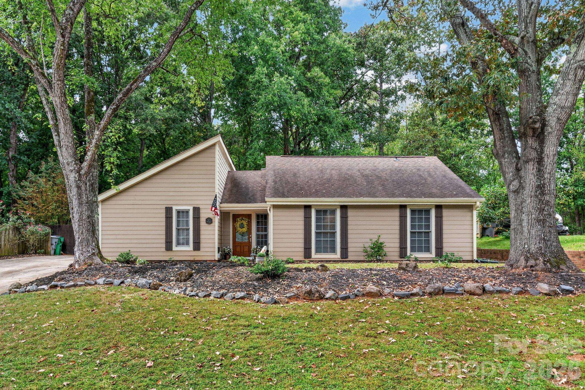 4506 Woods End LN, Charlotte, NC 28277