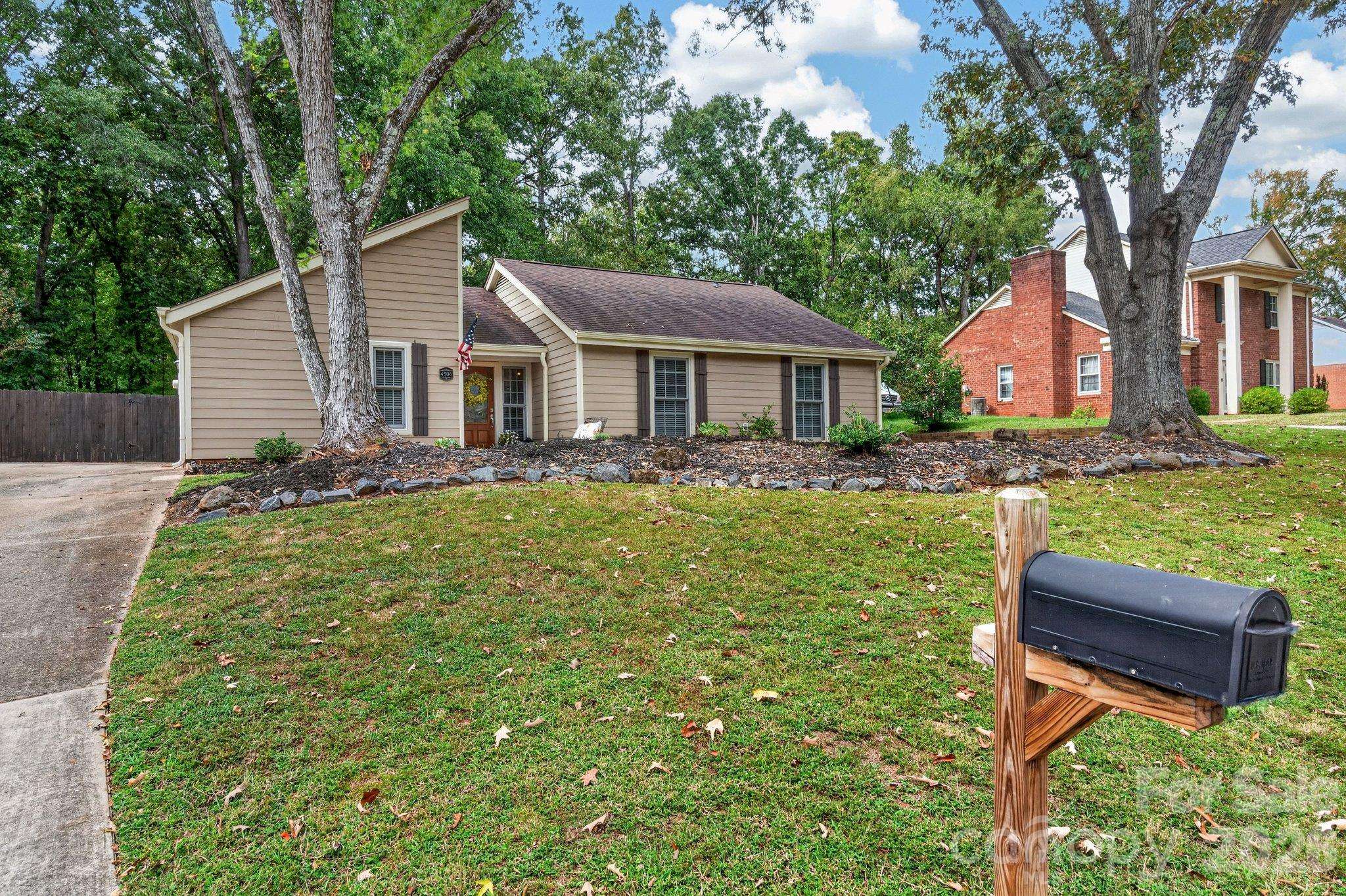 4506 Woods End LN, Charlotte, NC 28277