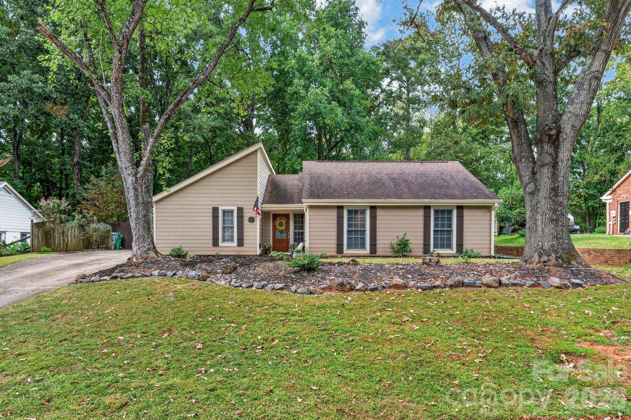 4506 Woods End LN, Charlotte, NC 28277