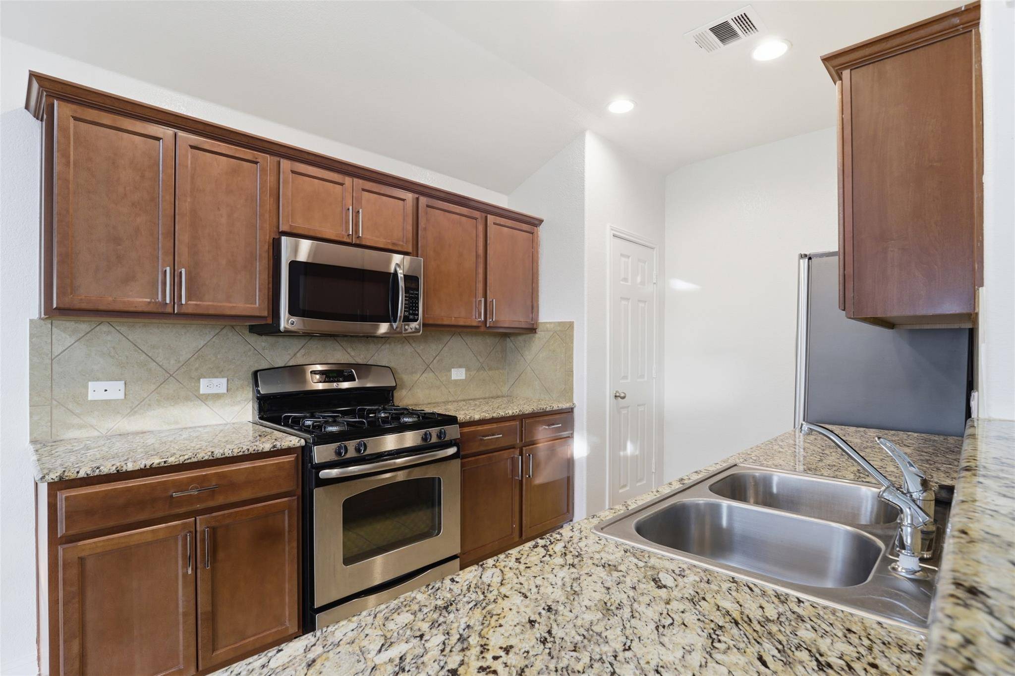 448 Nottingham LOOP, Kyle, TX 78640