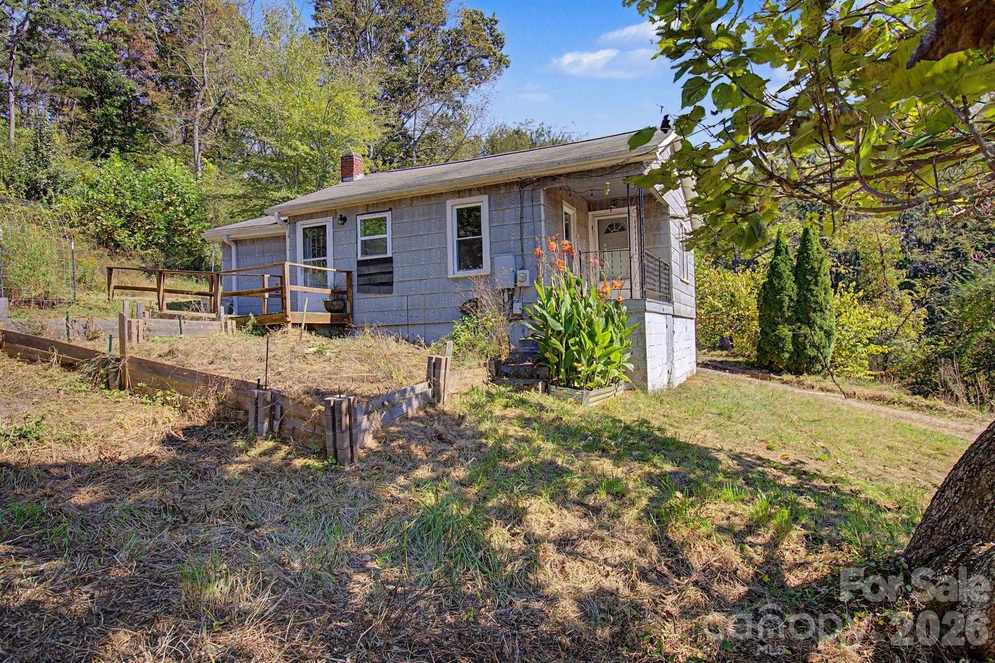 60 Riddle RD, Swannanoa, NC 28778