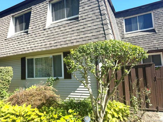 96 Feller DR, Central Islip, NY 11722
