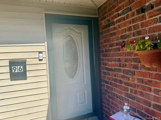 96 Feller DR, Central Islip, NY 11722