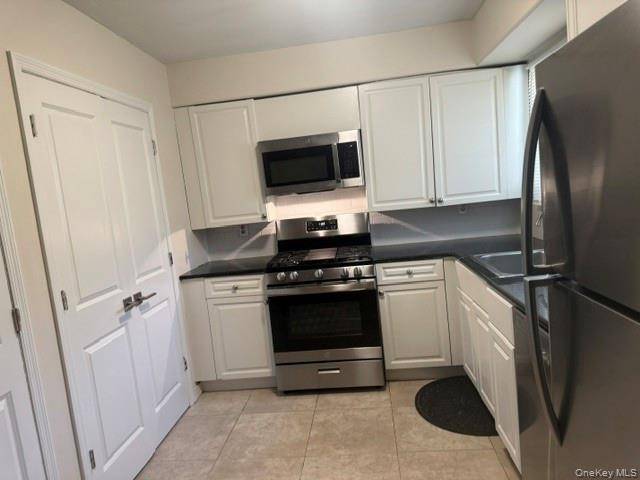 96 Feller DR, Central Islip, NY 11722