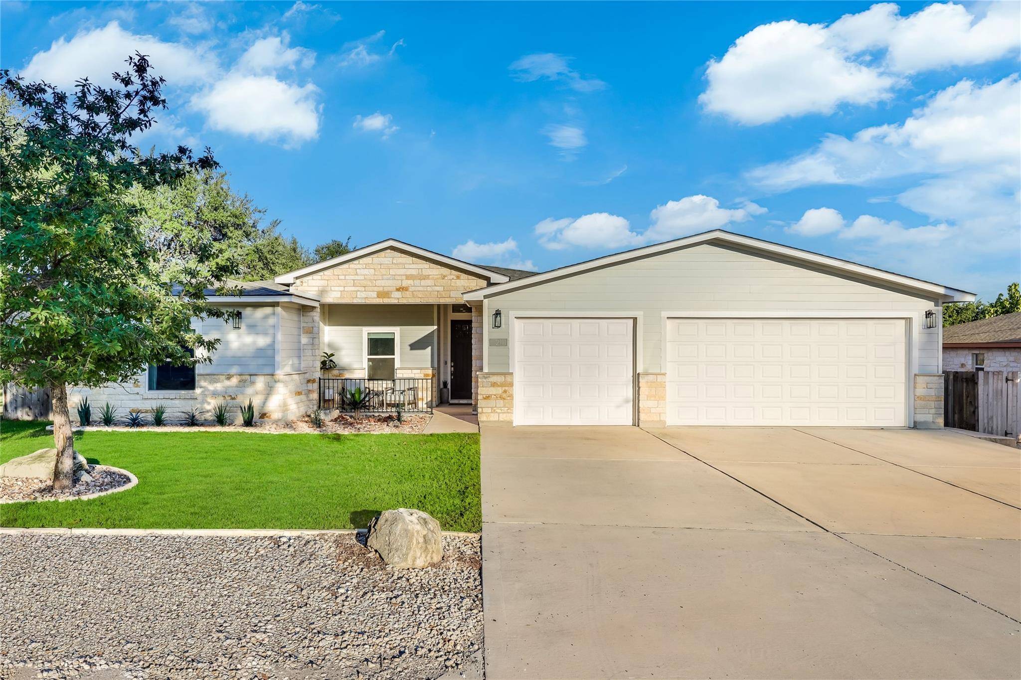 2111 American DR, Lago Vista, TX 78645