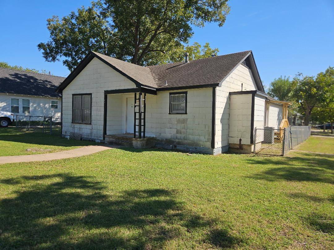 411 W 5th ST, Taylor, TX 76574