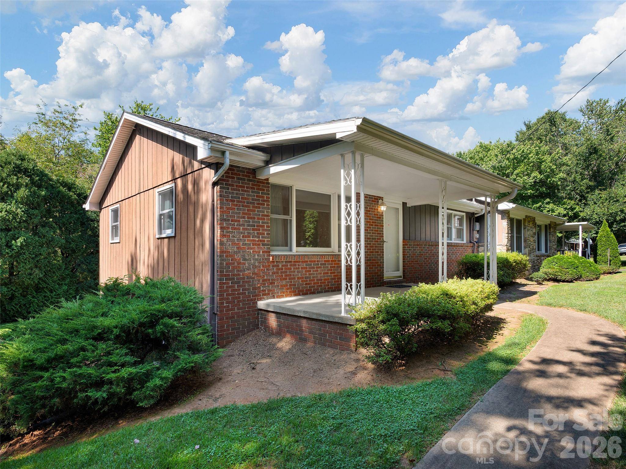 16 Ben Lippen RD, Asheville, NC 28806