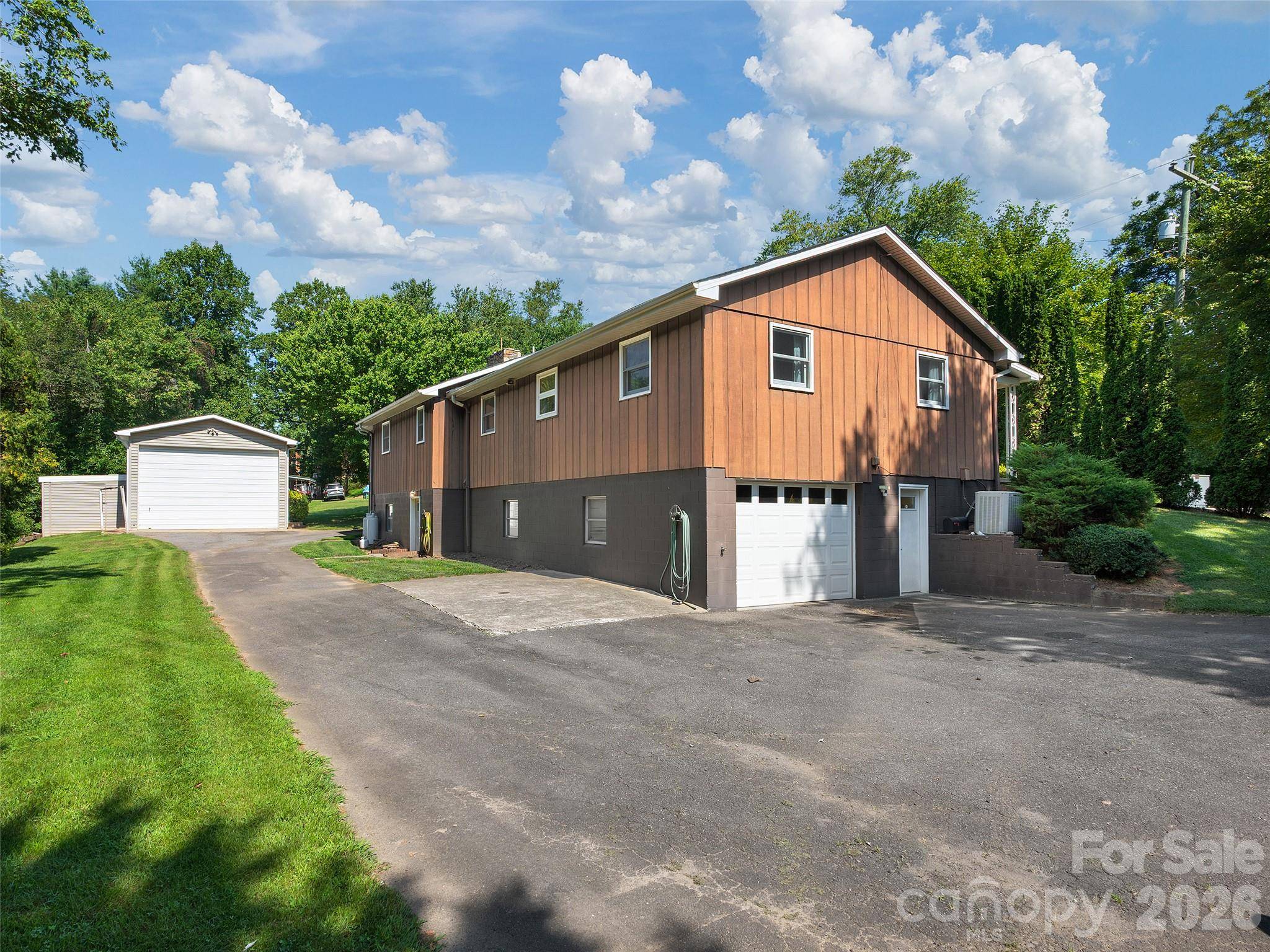 16 Ben Lippen RD, Asheville, NC 28806