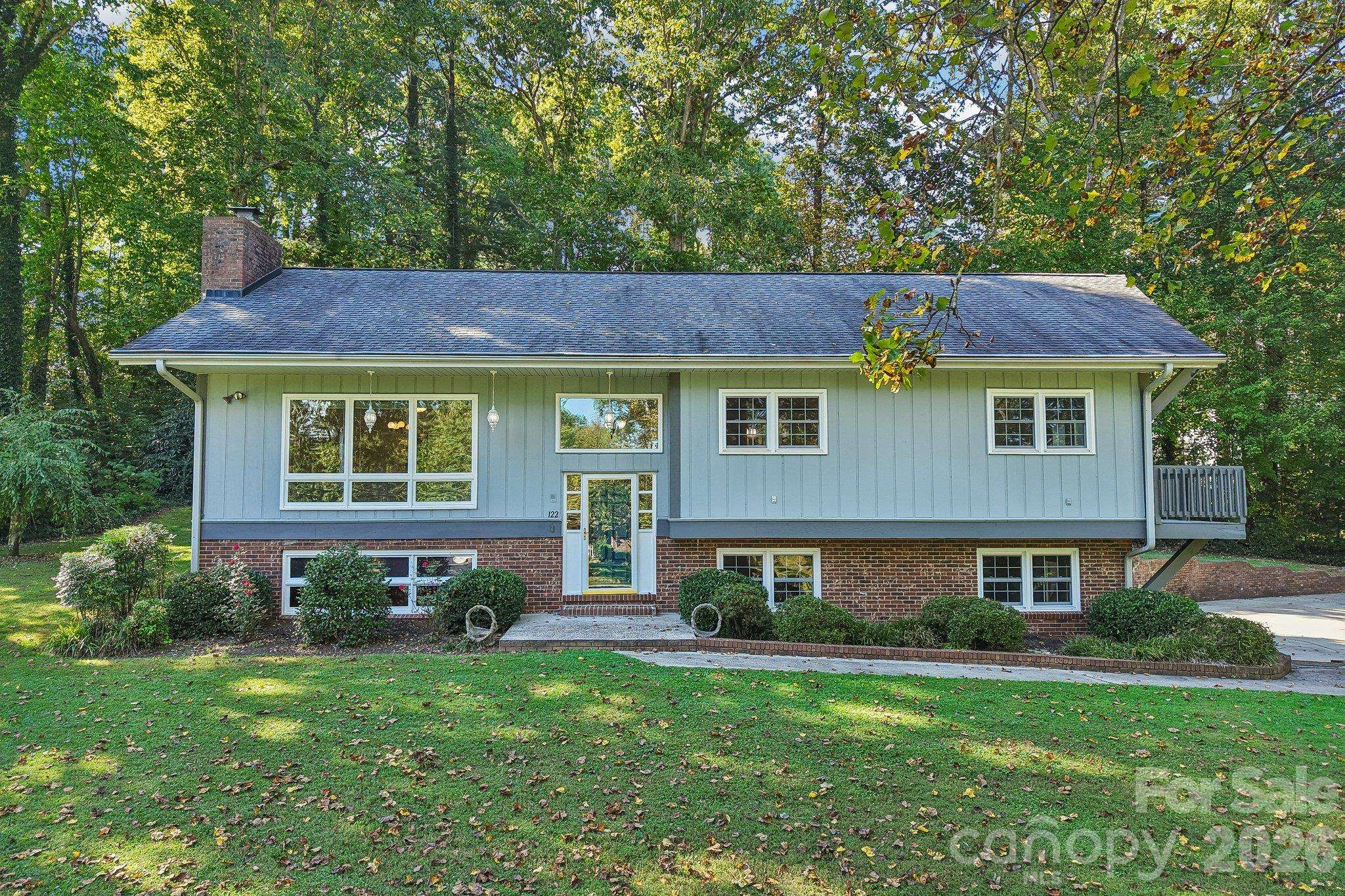 122 W Laurel LN, Etowah, NC 28729
