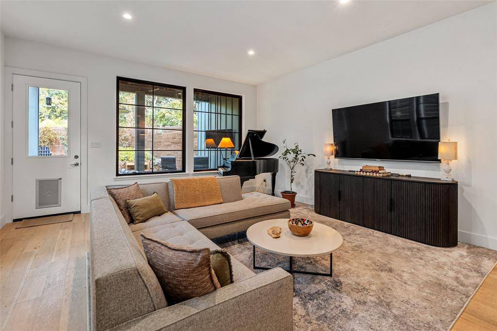 1220 Haines Avenue, Dallas, TX 75208