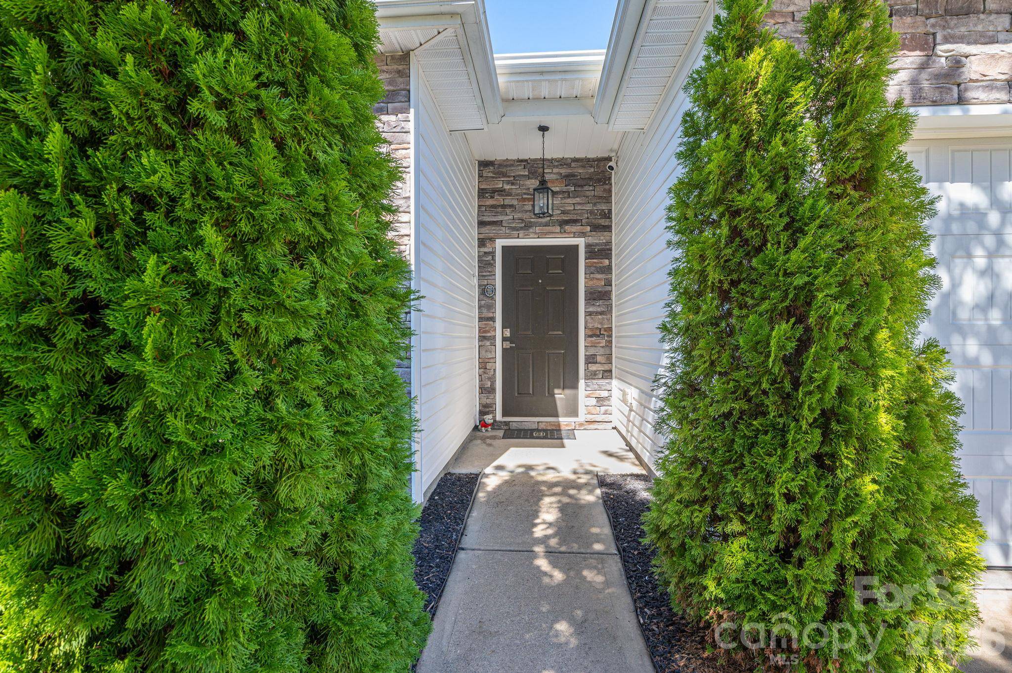 9012 Avery Meadows DR, Charlotte, NC 28216