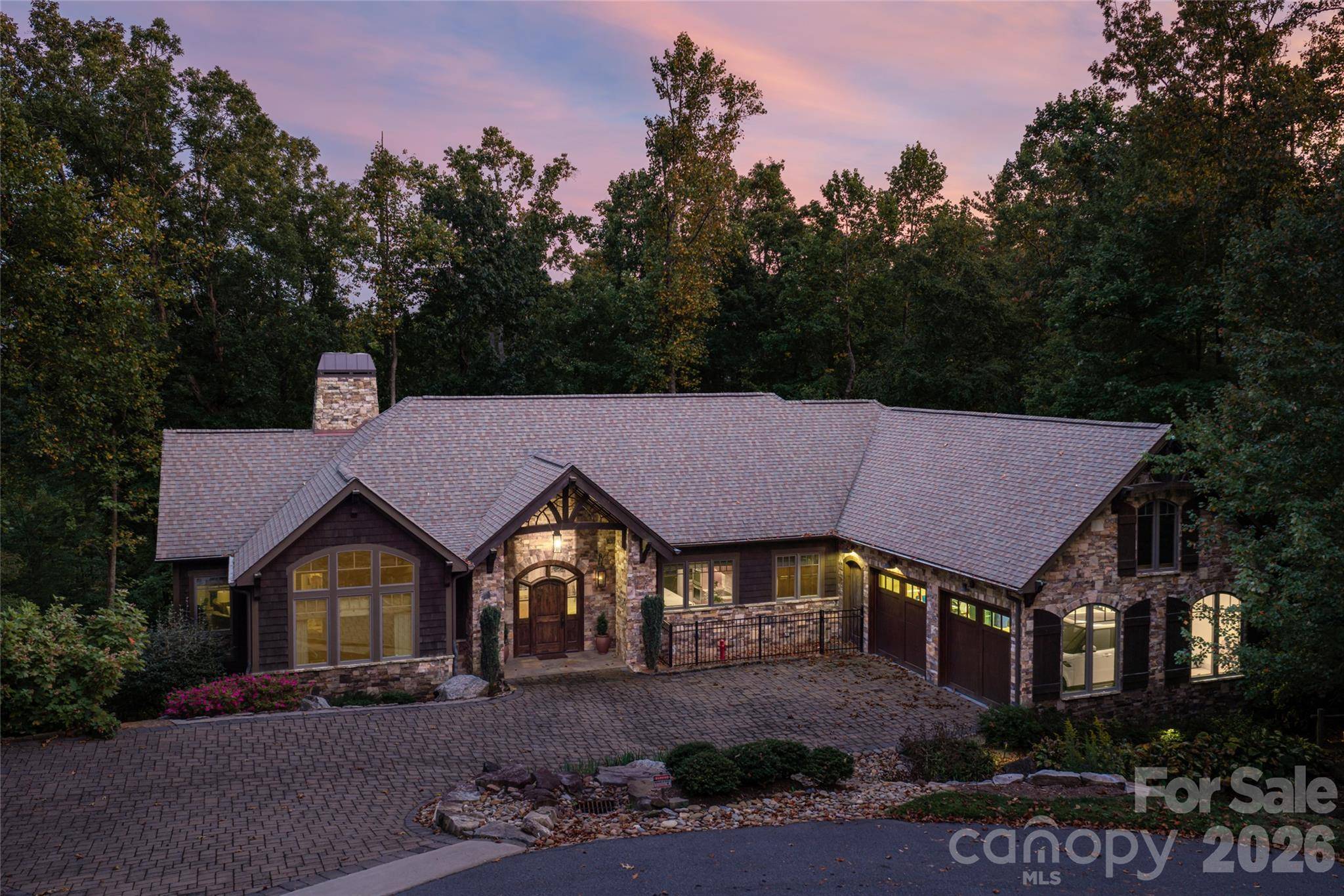 2 Cherokee Orchard CT, Fairview, NC 28730