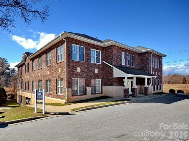 120 Chadwick Square CT #A, Hendersonville, NC 28739