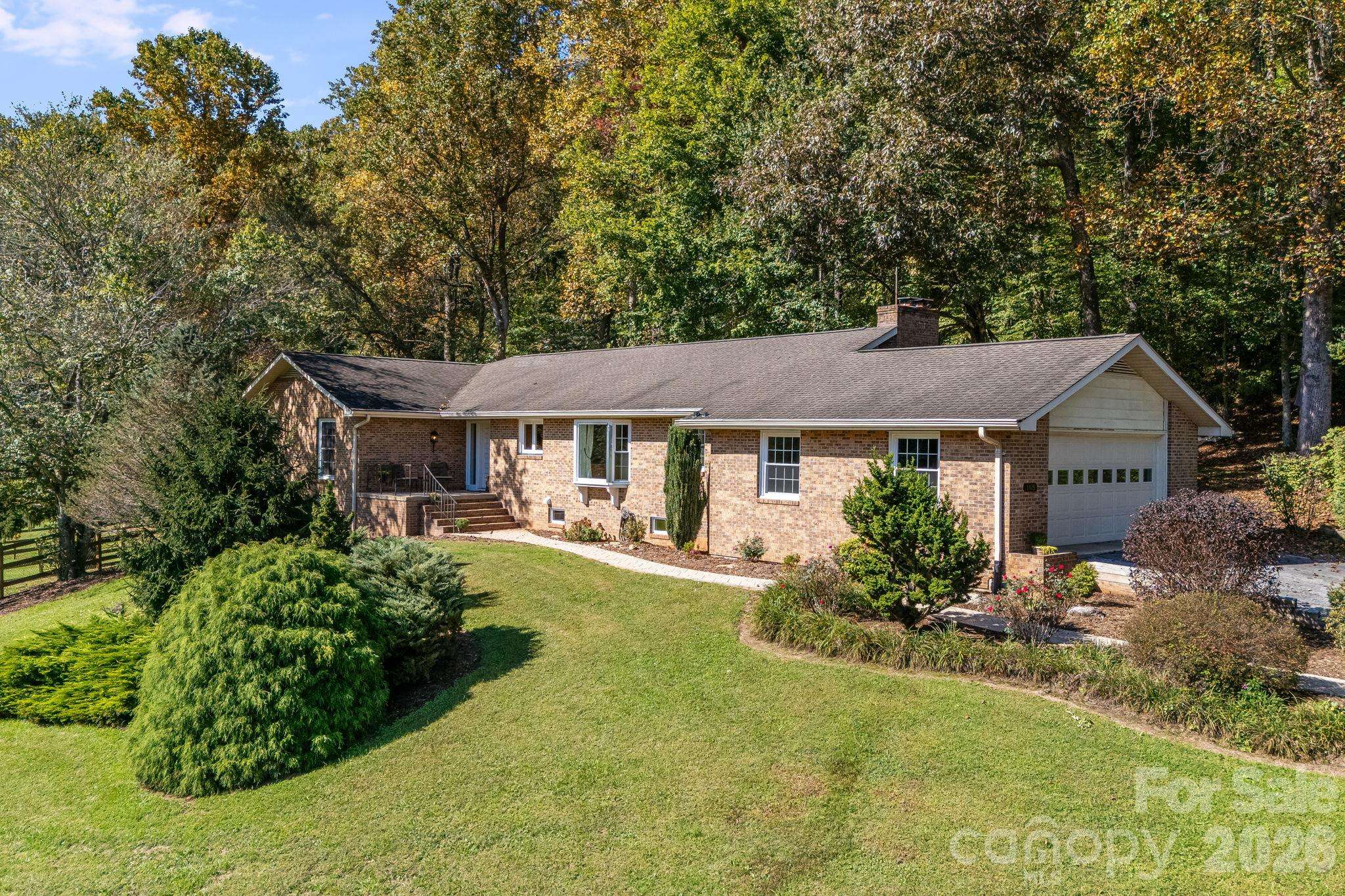 165 Horizon View DR, Horse Shoe, NC 28742