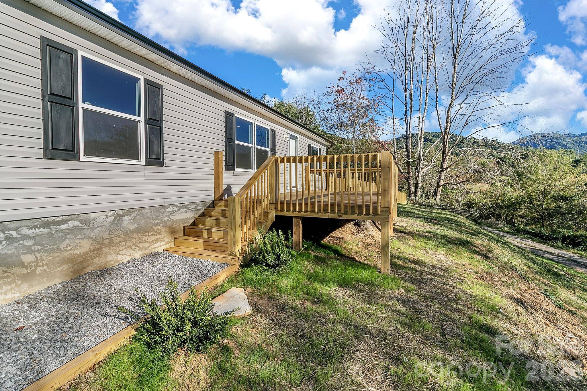 70 Windy Hill LN, Canton, NC 28716