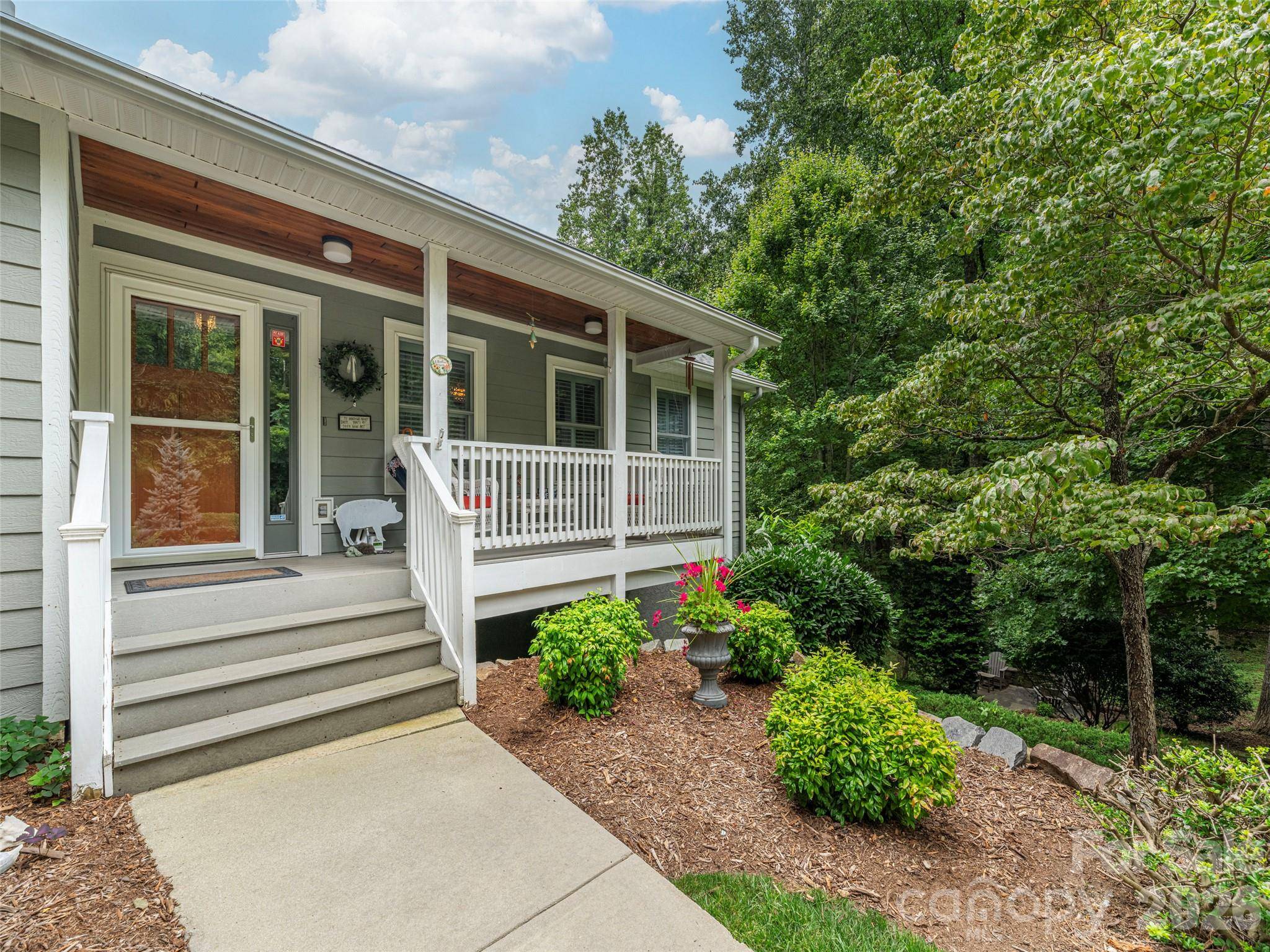 130 Olds TRL, Hendersonville, NC 28739