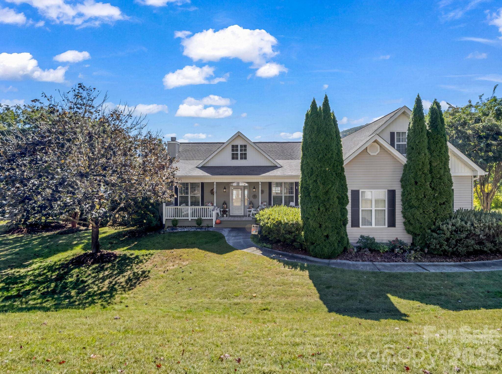 215 N Crab Meadow DR, Hendersonville, NC 28739