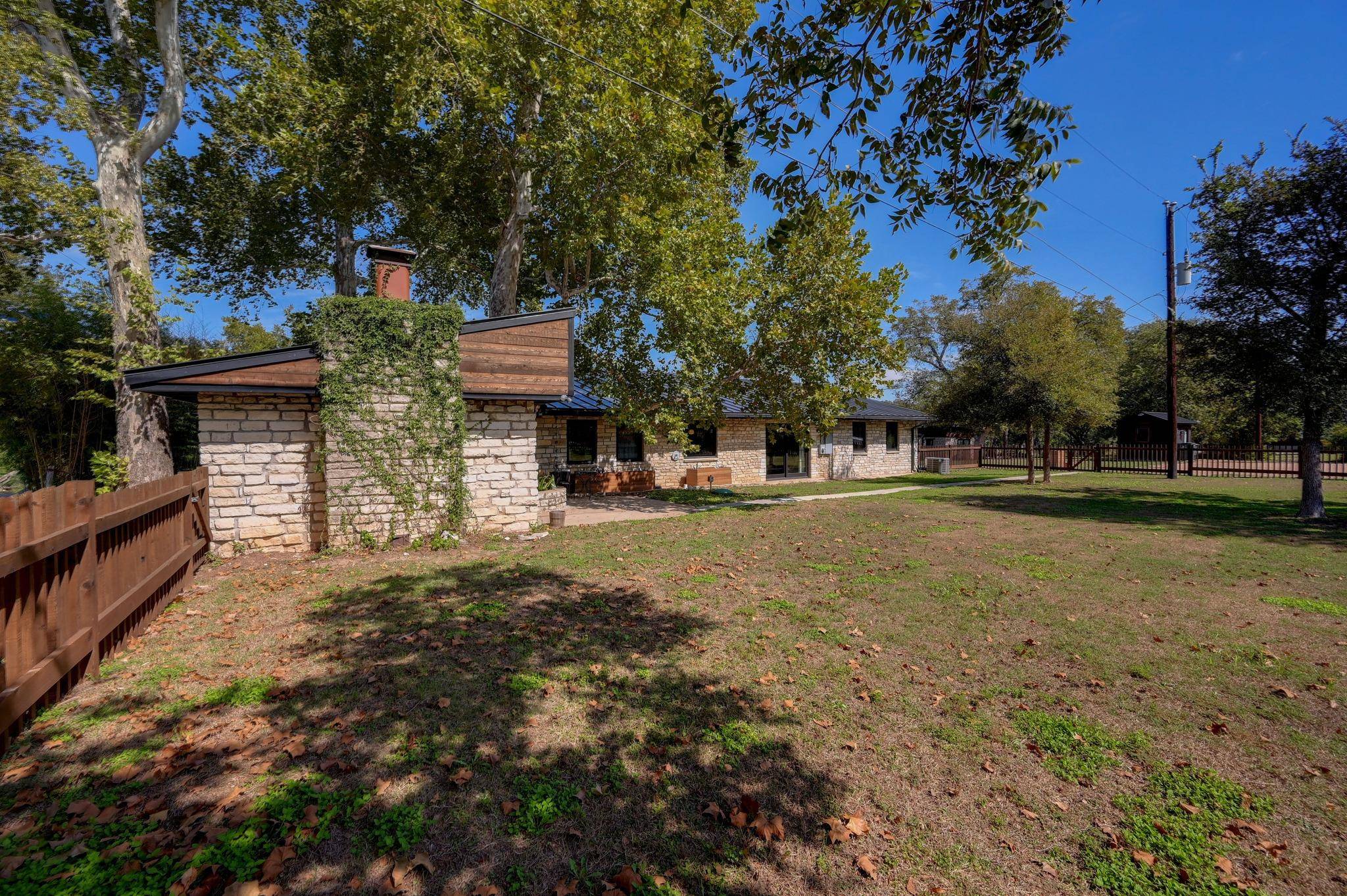 2215 Spoke Hollow RD, Wimberley, TX 78676