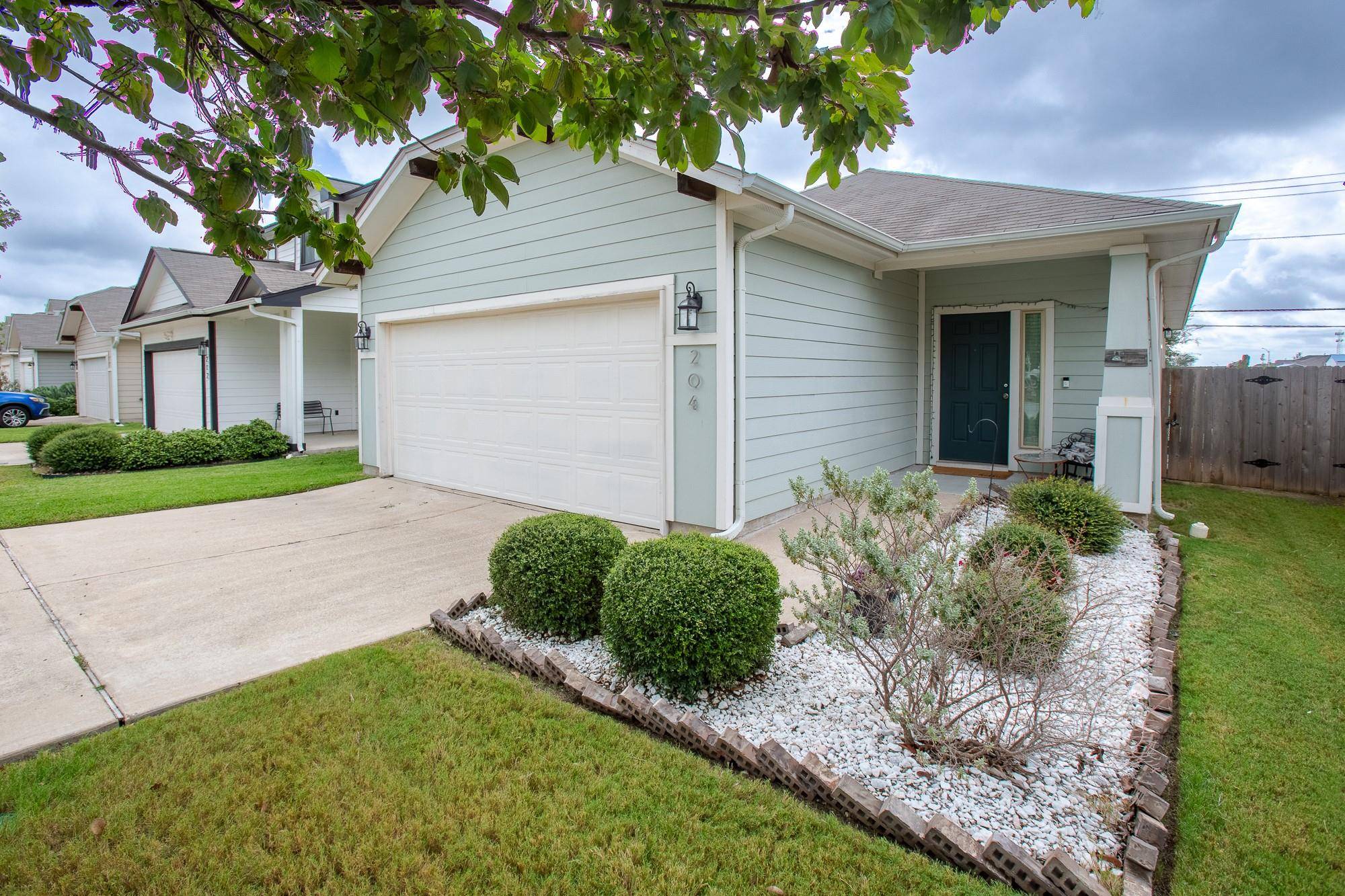 204 Twisted Oaks LN, Buda, TX 78610