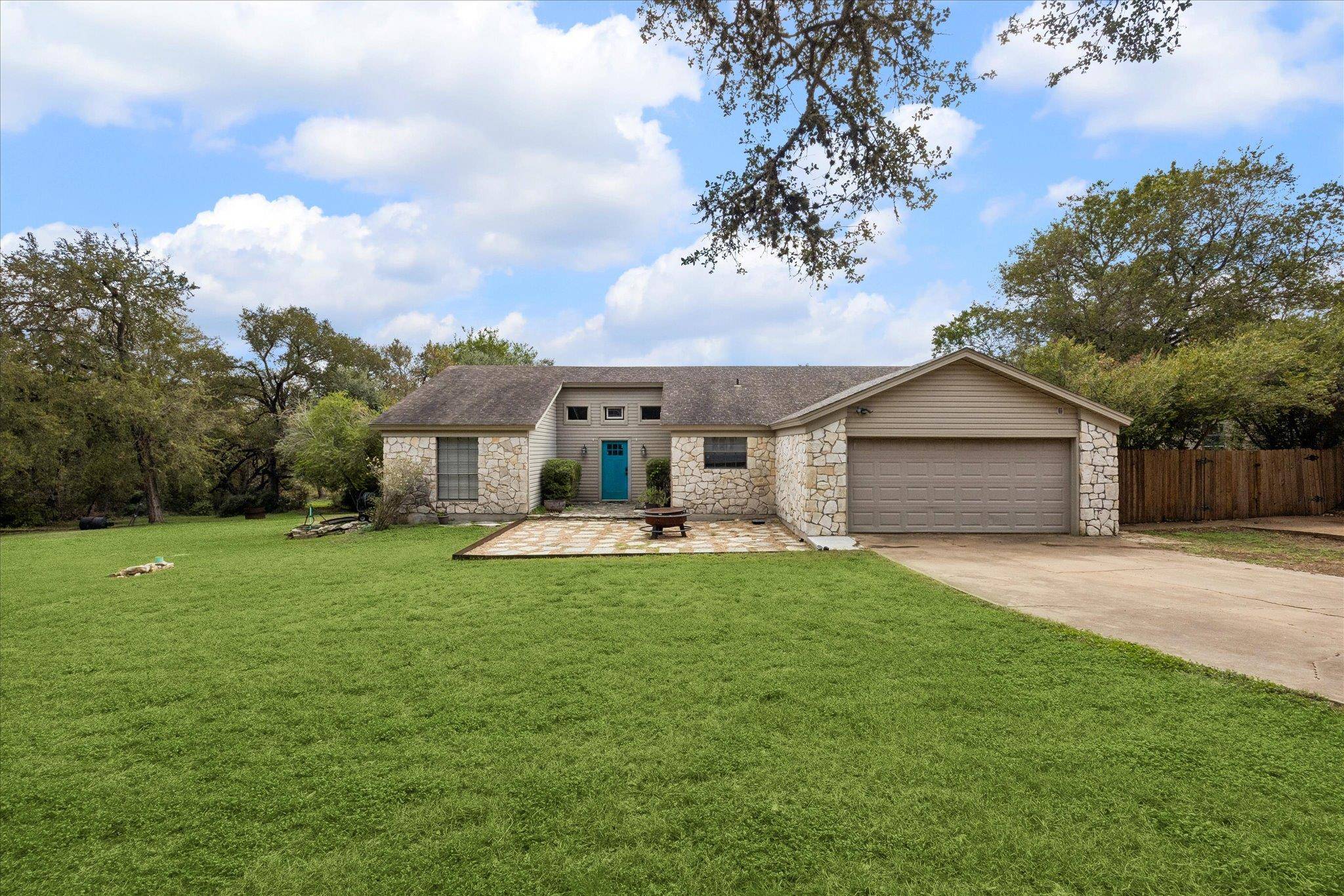 2307 Sparrow DR, Manchaca, TX 78652
