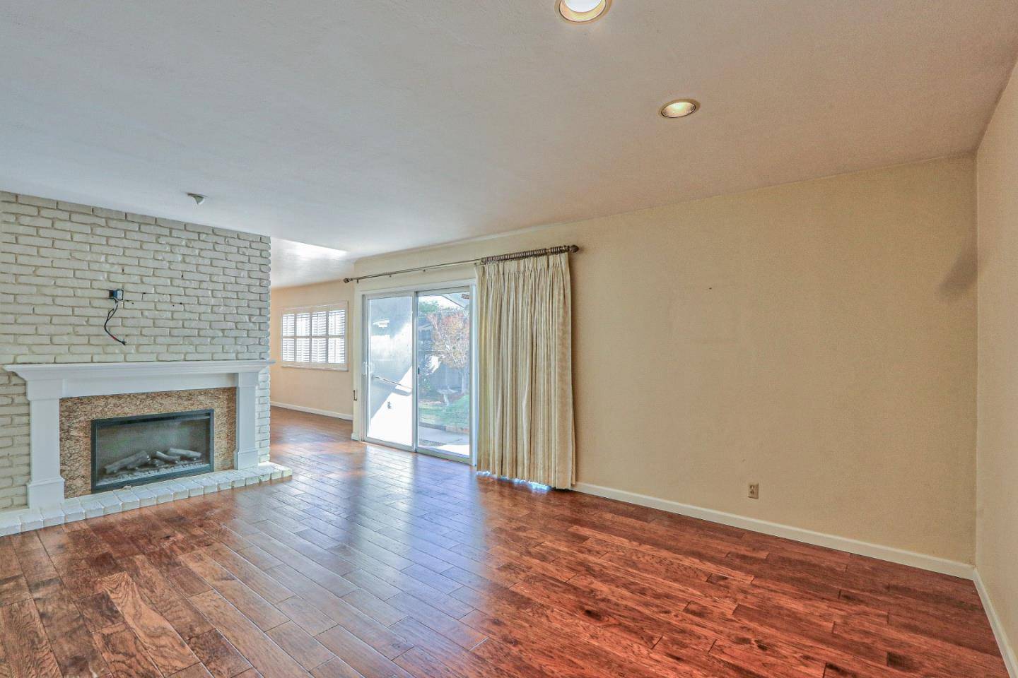 Salinas, CA 93901,17 Fairfax CIR