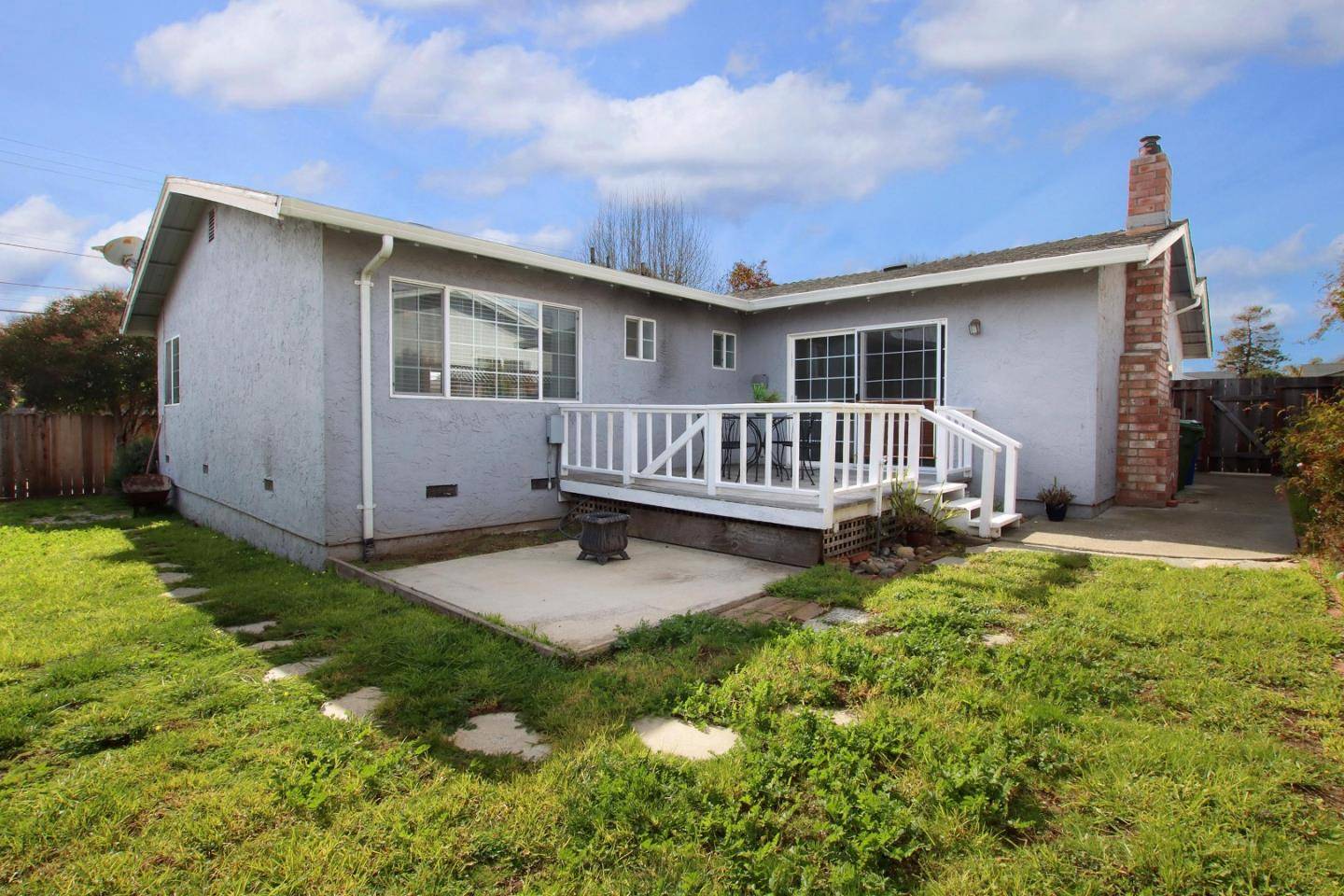 Santa Cruz, CA 95062,902 Pellegrini ST