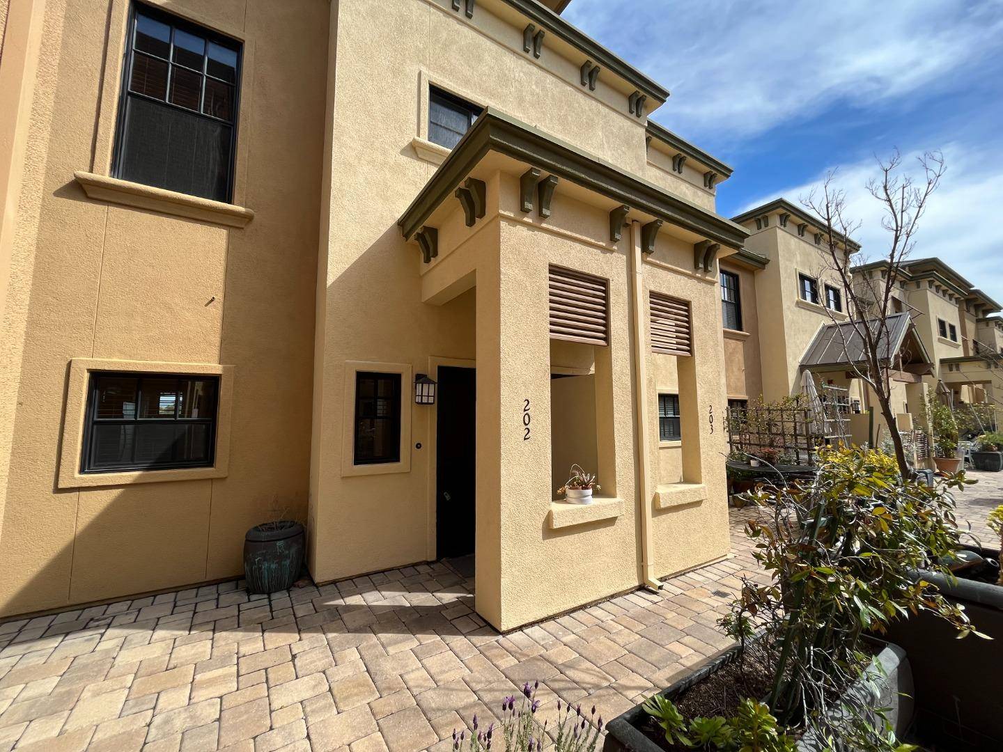 East Palo Alto, CA 94303,1765 E Bayshore RD 2