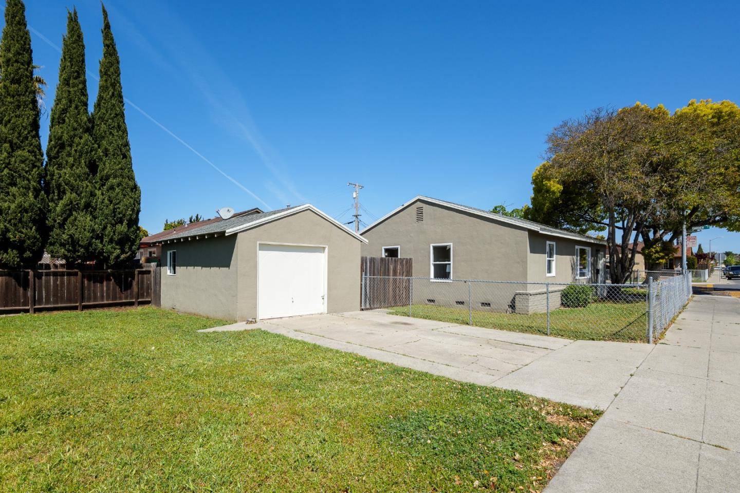East Palo Alto, CA 94303,2245 Pulgas AVE